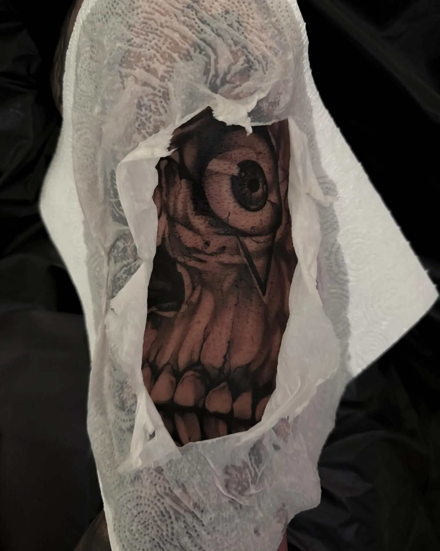 Black-and-Grey Tattoo von Elena mit realistischem Augenmotiv