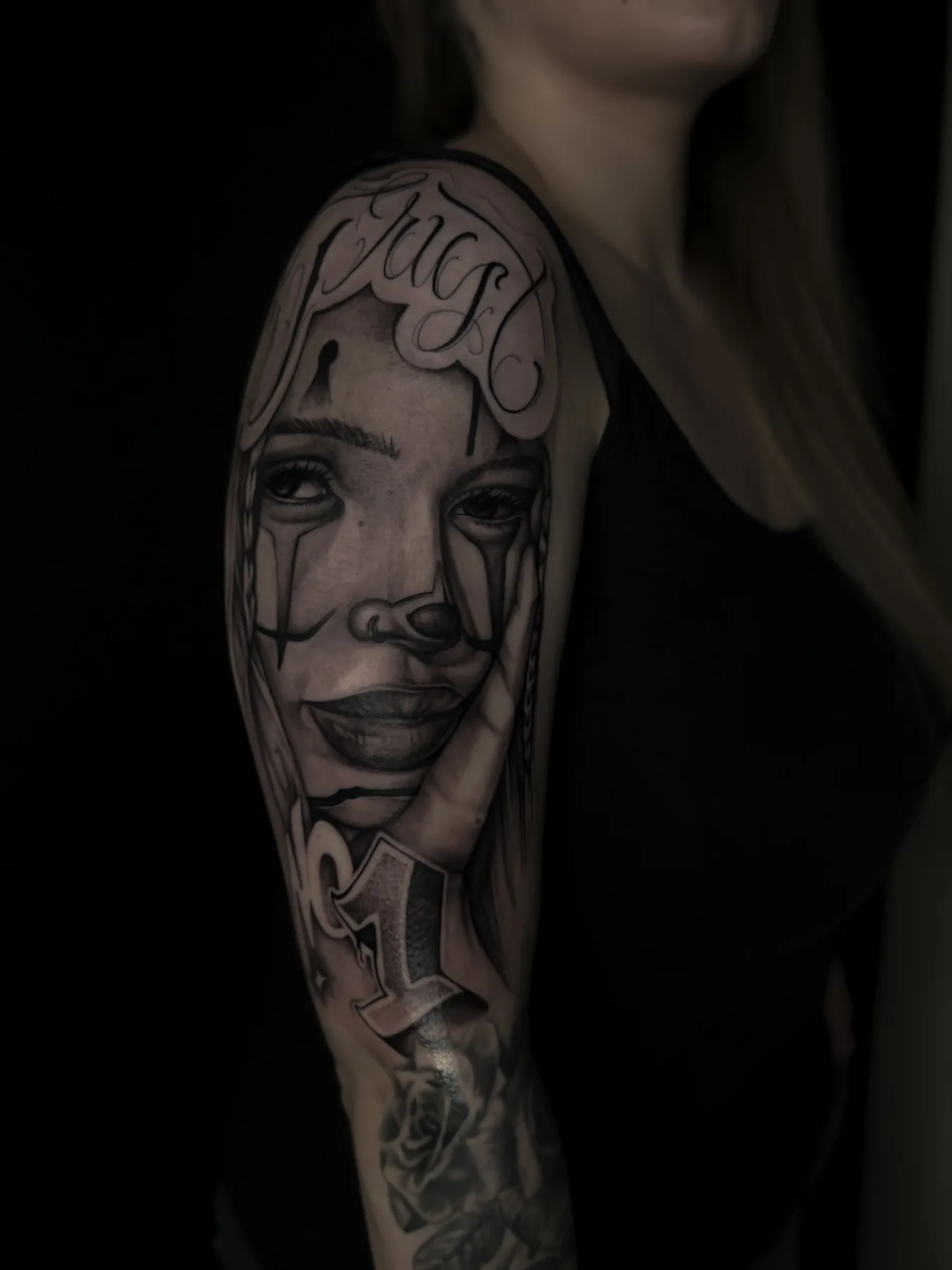 Black-and-Grey Portrait Tattoo von Elena am Oberarm