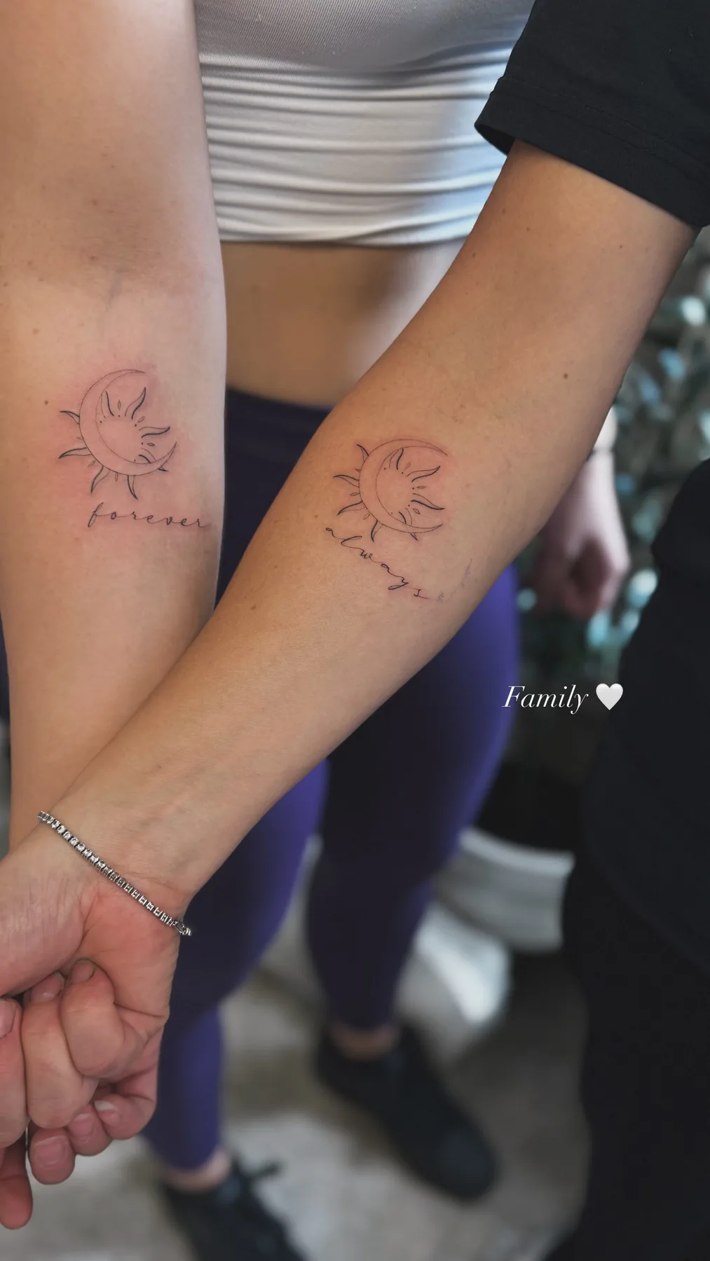 Zusammenpassende Fineline Tattoos von Elena an den Unterarmen