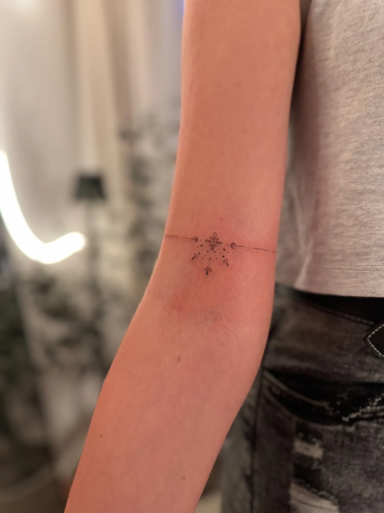 Minimalistisches Fineline Tattoo von Elena am Unterarm
