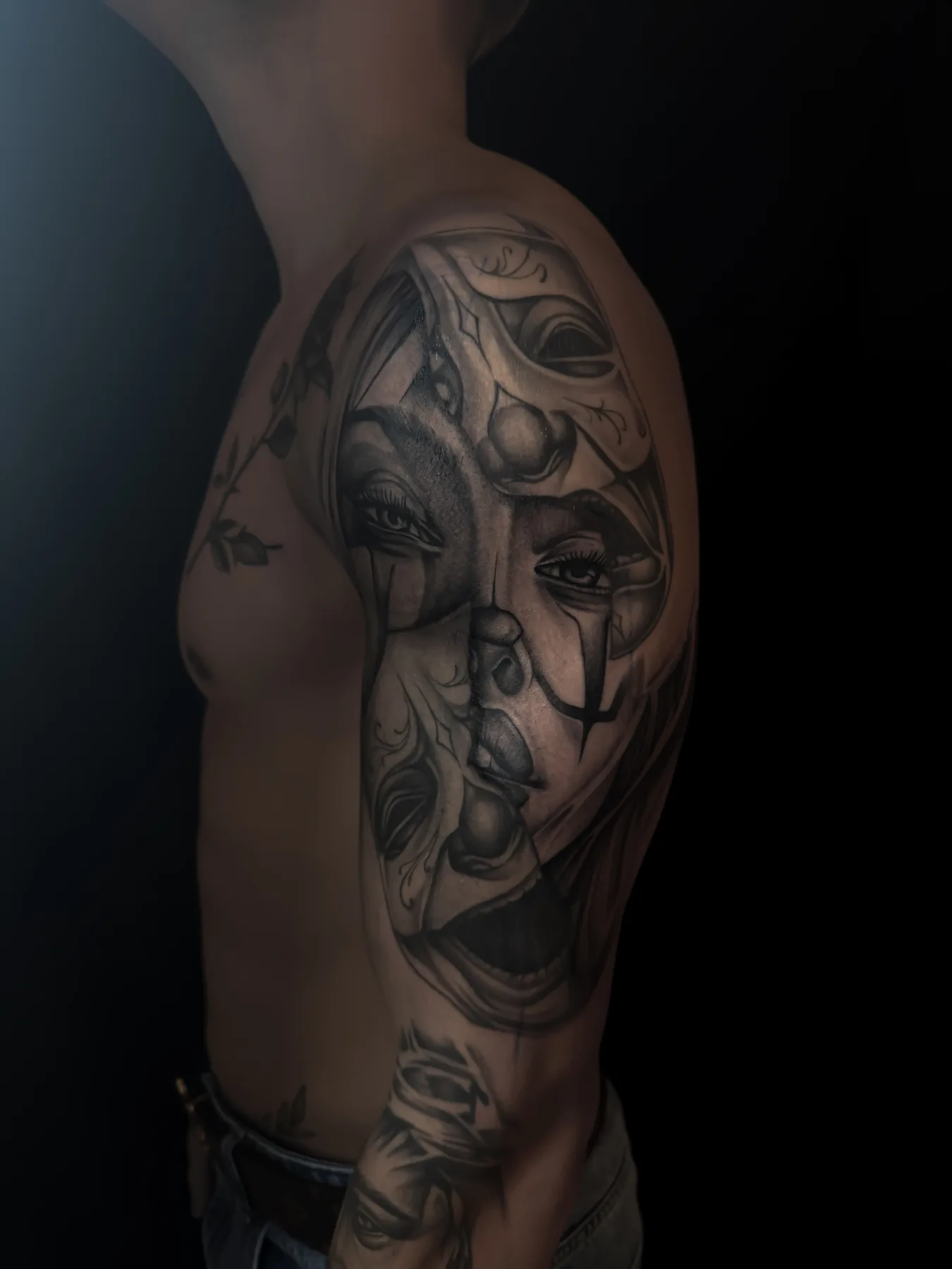 Realistisches Portrait Tattoo von Elena am Oberarm