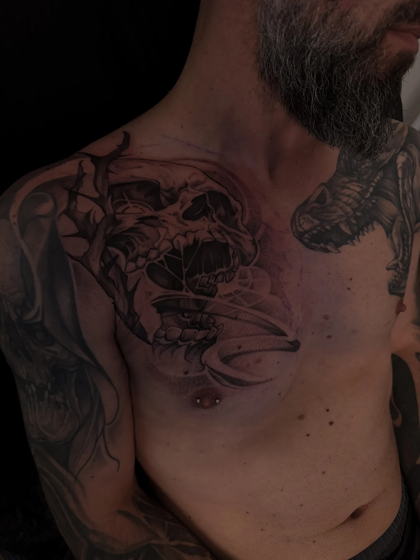 Florales Black-and-Grey Tattoo von Elena im Brustbereich