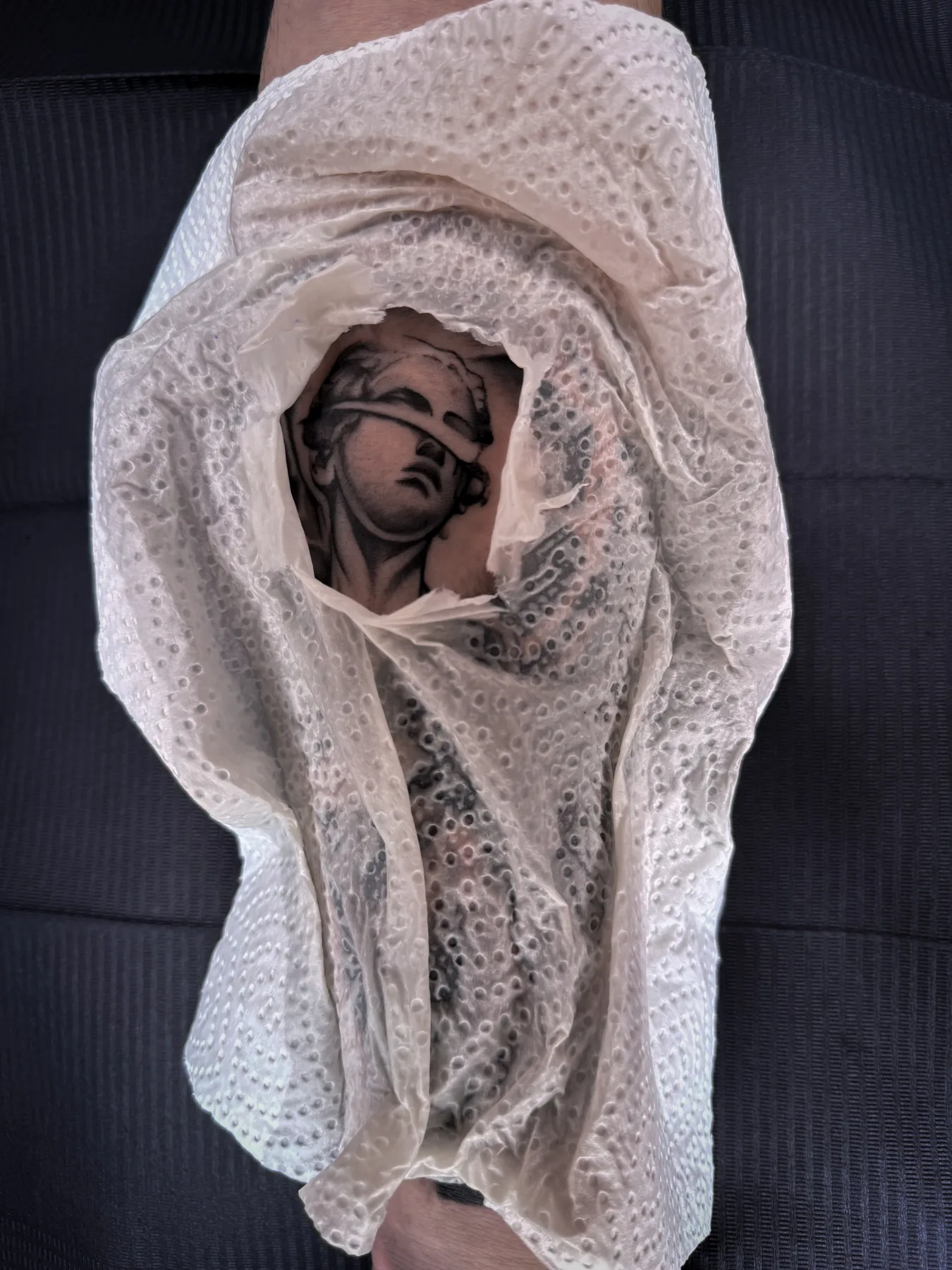 Black-and-Grey Portrait Tattoo von Elena unter Schutzfolie