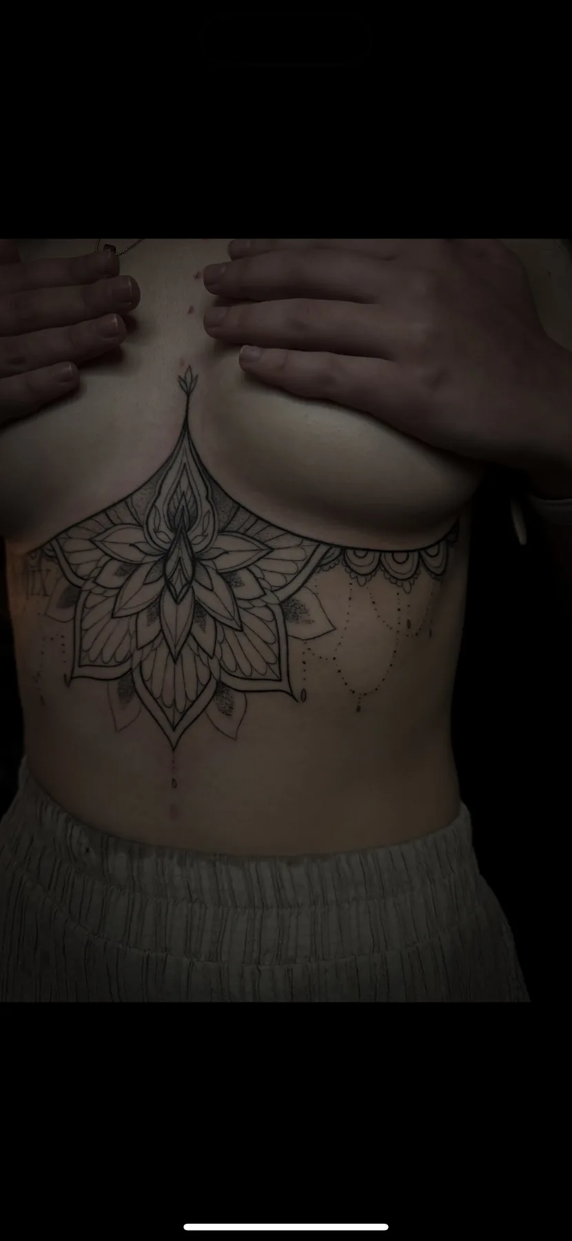Ornamentales Fineline Tattoo von Elena im Brustbereich