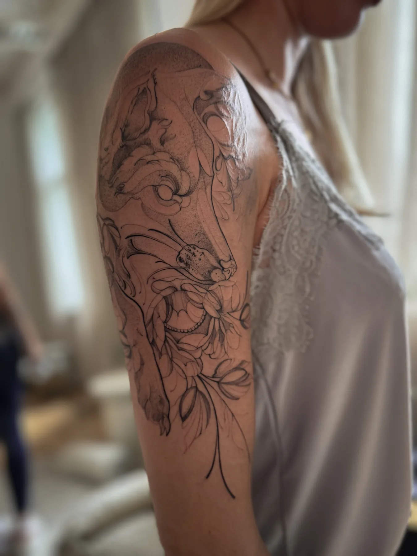 Großflächiges florales Fineline Tattoo von Elena am Oberarm