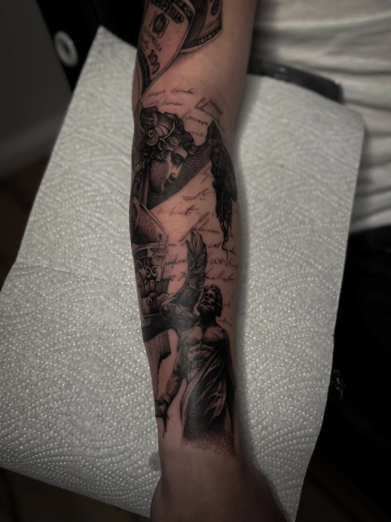 Illustratives Black-and-Grey Tattoo von Elena am Unterarm