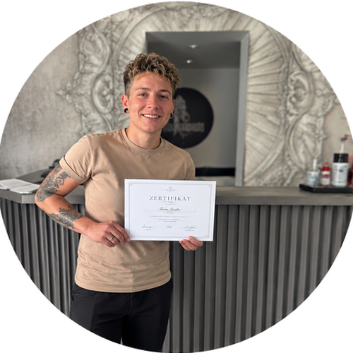 Absolvent der Piercing Schulung mit Zertifikat