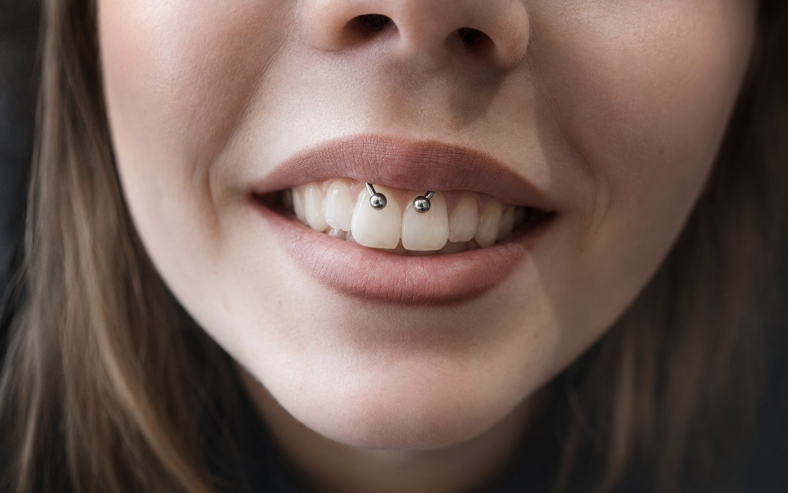 Ohrpiercing mit hochwertigem Schmuck